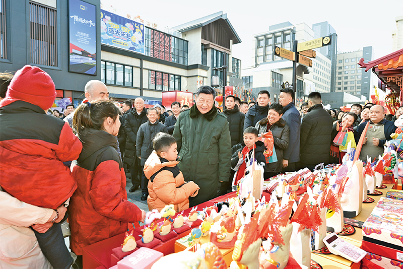 2026年2月9日至10日，中共中央總書記、國(guó)家主席、中央軍委主席習(xí)近平在北京考察并看望慰問基層干部群眾。這是10日上午，習(xí)近平在東城區(qū)隆福寺街區(qū)新春市集考察時(shí)，同現(xiàn)場(chǎng)群眾親切交流。